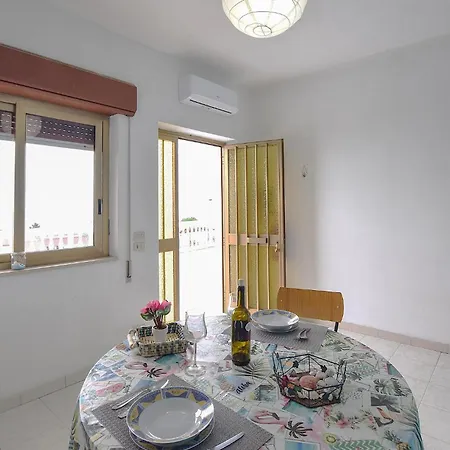 Lägenhet 4 Bedroom Amazing In Ferruzzano